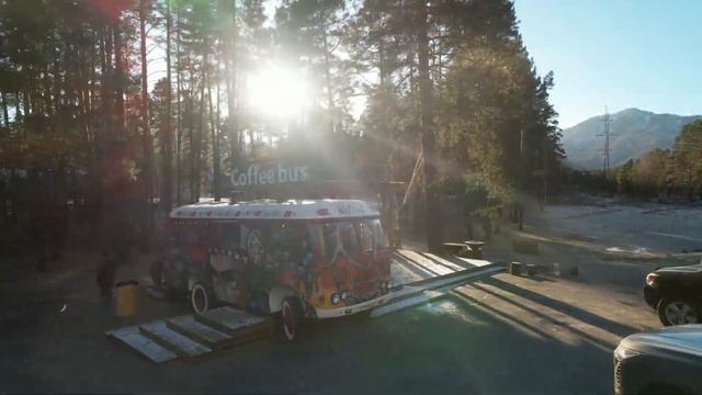 Coffee Bus на Чемальском тракте смотреть онлайн