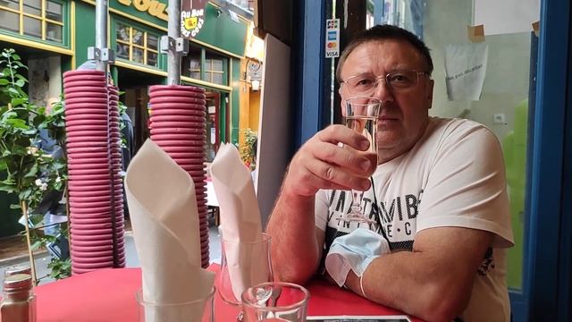 Вулиця ресторанів для туристів в Парижі. смотреть онлайн