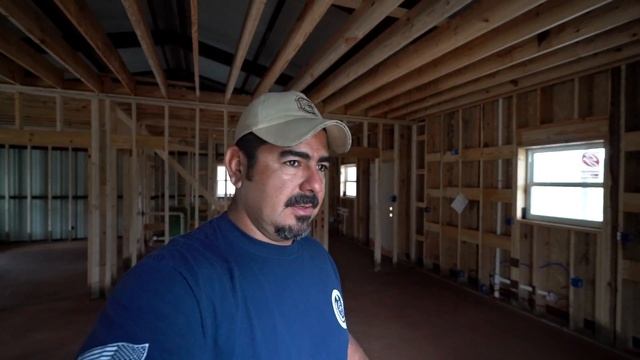 Hairline cracks on concrete... Do you like them? - Texas Barndominiums Episode 33 смотреть онлайн