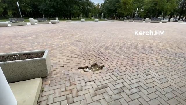 В Комсомольском парке уже в нескольких местах не хватает плитки смотреть онлайн