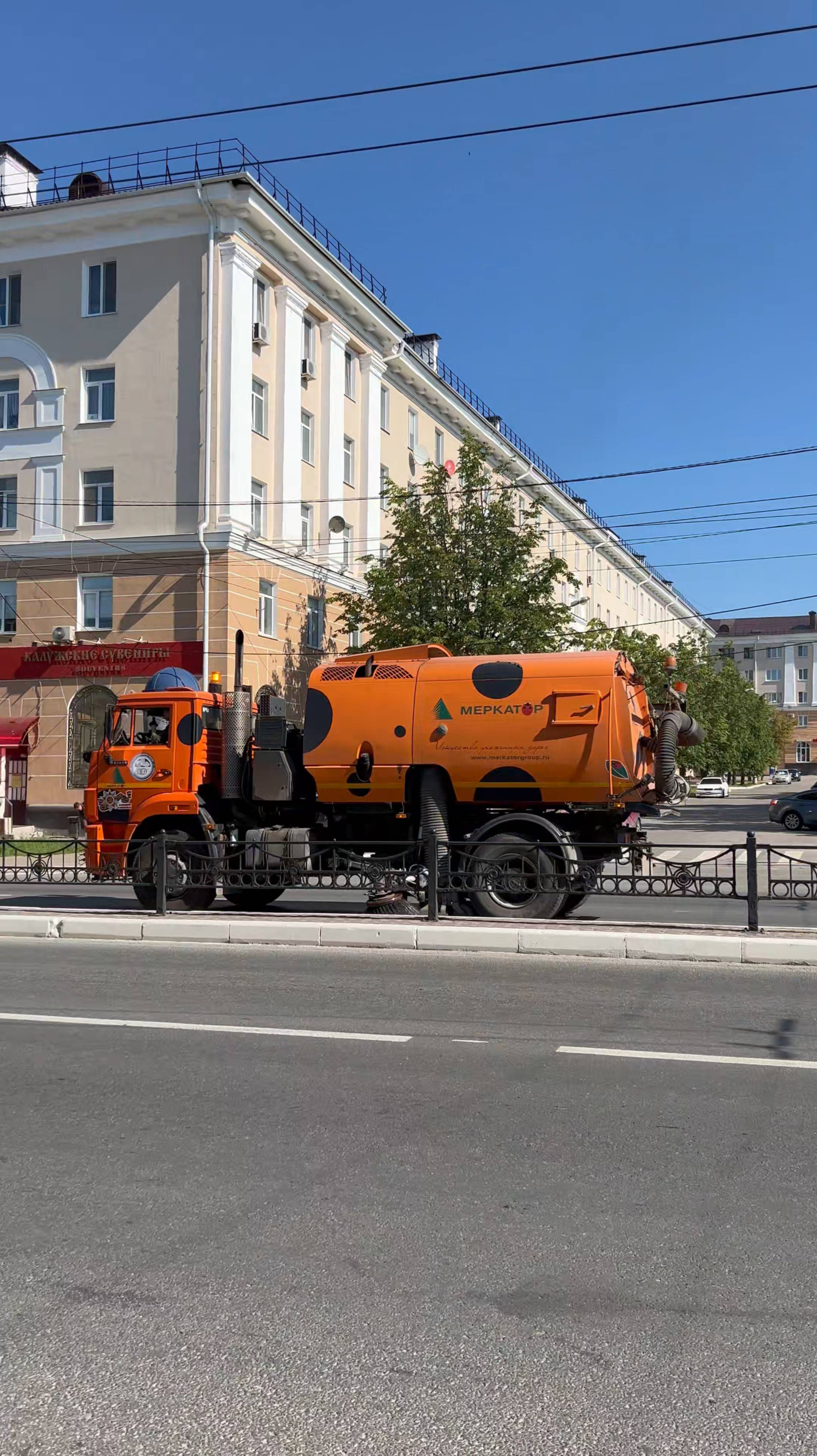 Подметально-вакуумная техника Меркатор на улицах Калуги смотреть онлайн