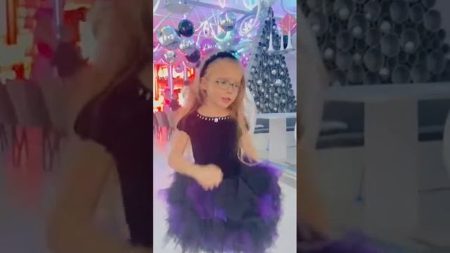 Веселый Новый Год, кафе InWhite, детские танцы смотреть онлайн