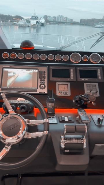 Начало судоходной навигации в Санкт-Петербурге. Яхта Galeon 640 в аренду