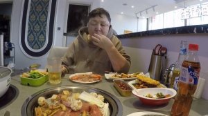 Китай,Мишань. Гостиница "Мишань" морской ресторан,шведка за 65 юаней (2 часть). 10 марта 2024 года.