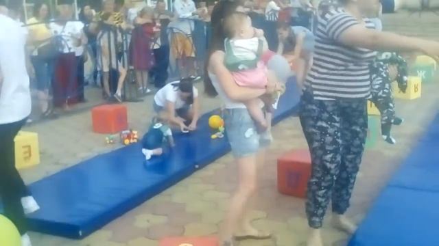 Забег в ползунках смотреть онлайн