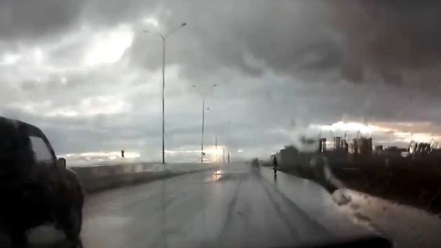 Велосипедист под дождем смотреть онлайн