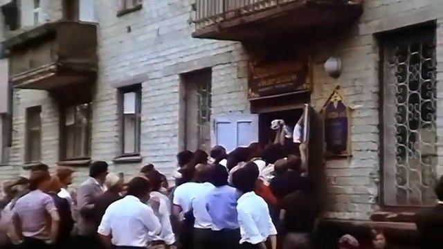 1987 год. Тюмень. Очередь в винный магазин при гастрономе "Родничок". Оцифровано А. Д. Михеевым. смотреть онлайн