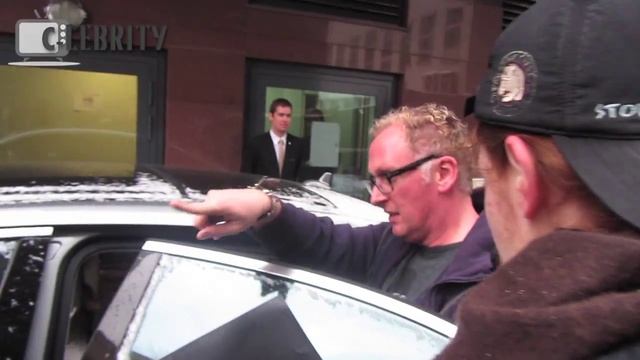 Элтон Джон в Москве, 07.12.2013 / Elton John leaving his hotel in Moscow смотреть онлайн