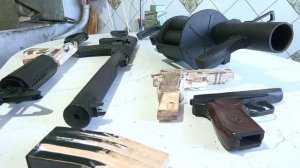 Амурский семиклассник создаёт макеты оружия из дерева, бумаги, картона и металла