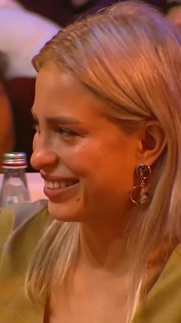 А вы любите оверсайз?#МаринаКравец #ДемисКарибидис #ТимурБатрутдинов #АндрейСкороход смотреть онлайн