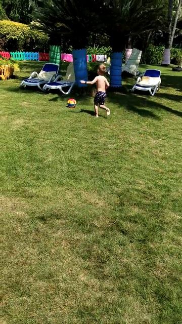 Костик гоняет мяч Sunshine Resort Intime Sanya 5* о. Хайнань Китай смотреть онлайн