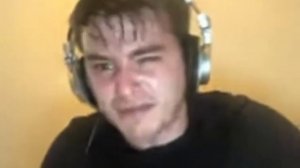 Мужик быстро стучит по клавиатуре мем