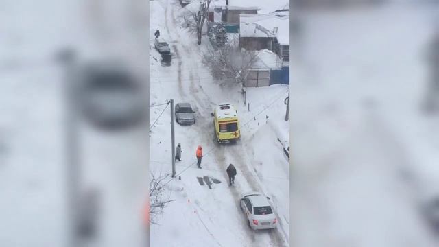Снегопад в Саратове. Встали трамваи пяти маршрутов, буксуют "скорые" смотреть онлайн