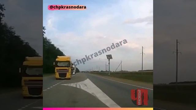 Очень сильно повезло, что на трассе Краснодар-Кропоткин правая полоса несколько секунд была свободн смотреть онлайн