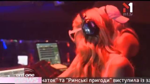 Пэрис Хилтон Шокировала Публику Откровенным Нарядом - EmOneNews - 17.02.2014 смотреть онлайн