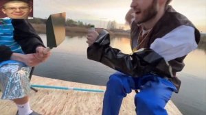 ХАЗЯЕВА ОТПРАВИЛИСЬ ВПЛАВЬ ПО ОЗЕРУ НА САМОДЕЛЬНЫХ ПЛОТАХ В УГАРНЫХ КОСТЮМАХ