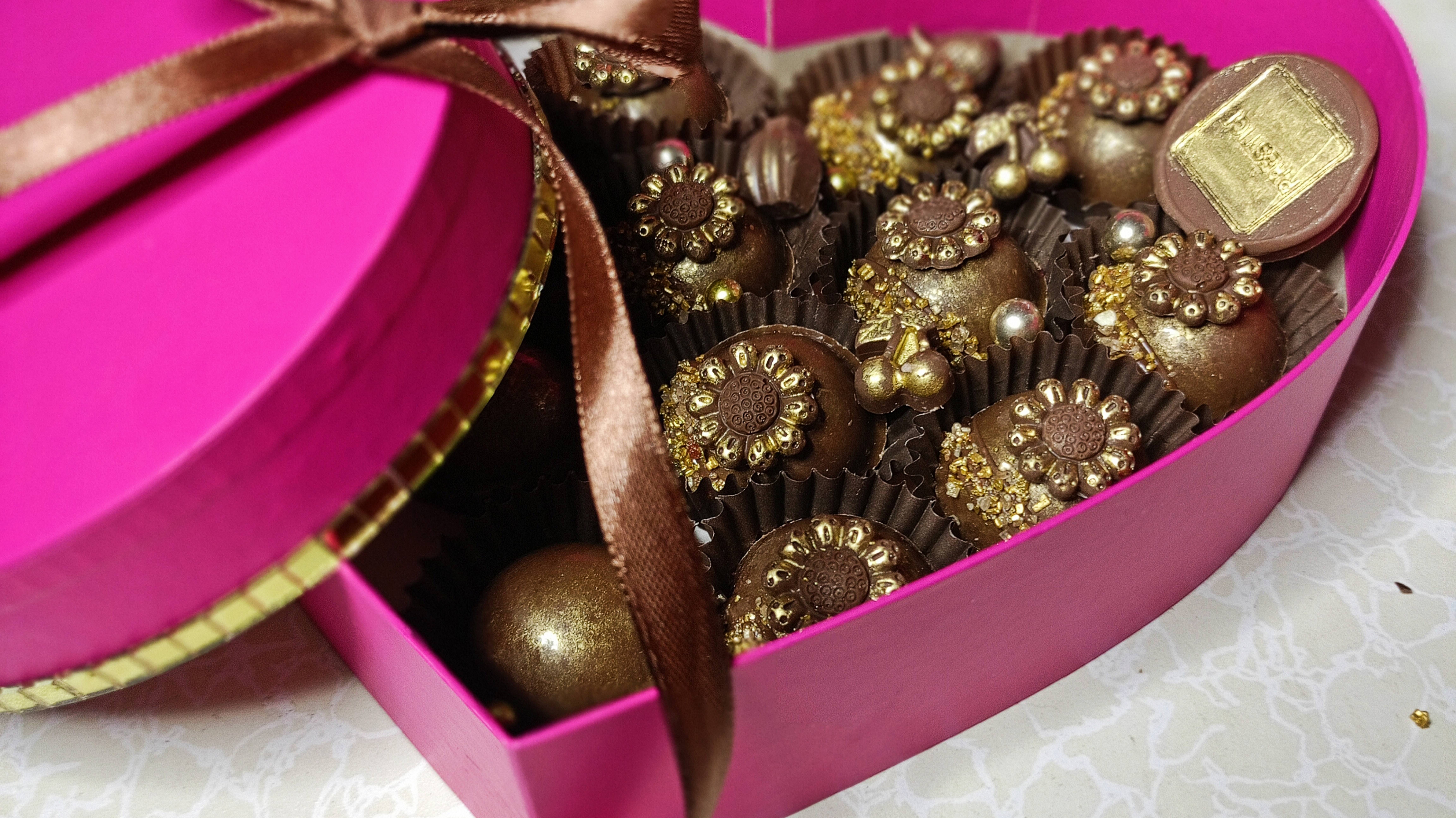 Конфеты с начинкой из свежей смородины в бельгийском шоколаде. Без добавления белого сахара.