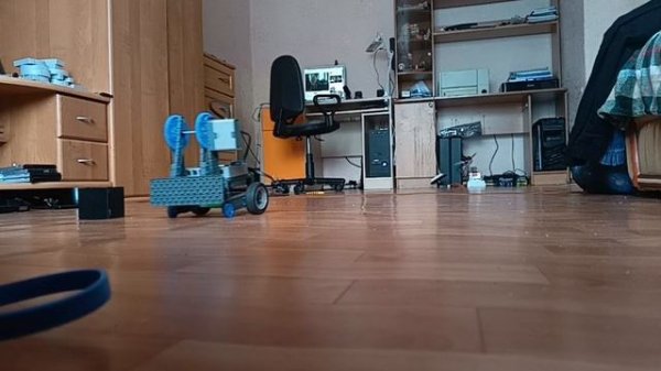 Робот футболист