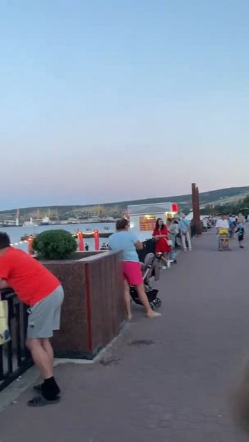 Вечеряя прогулка по набережной Феодосии, отдых в Крыму на море, снять номера 89199143820 смотреть онлайн