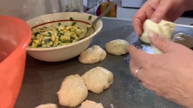 Пирожки с яйцом и зелёным луком смотреть онлайн