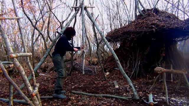 Бушкрафт примитивный шалаш смотреть онлайн