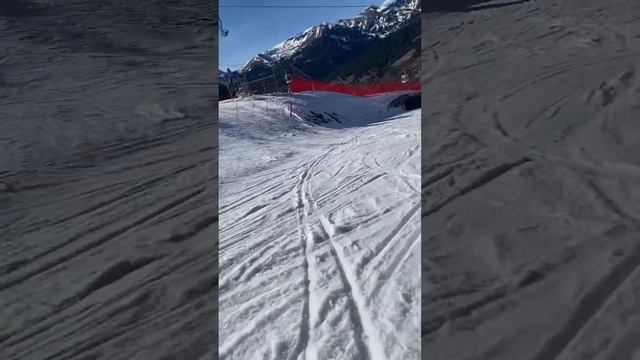 Спуск с синий трассы в Андорре на курорте Грандвалира в Сольдеу смотреть онлайн