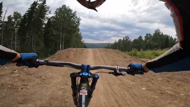 Обзор новой трассы downhill 2024! Горный велосипед. Downhill Шерегеш байк парк смотреть онлайн
