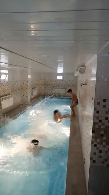 В бассейне смотреть онлайн