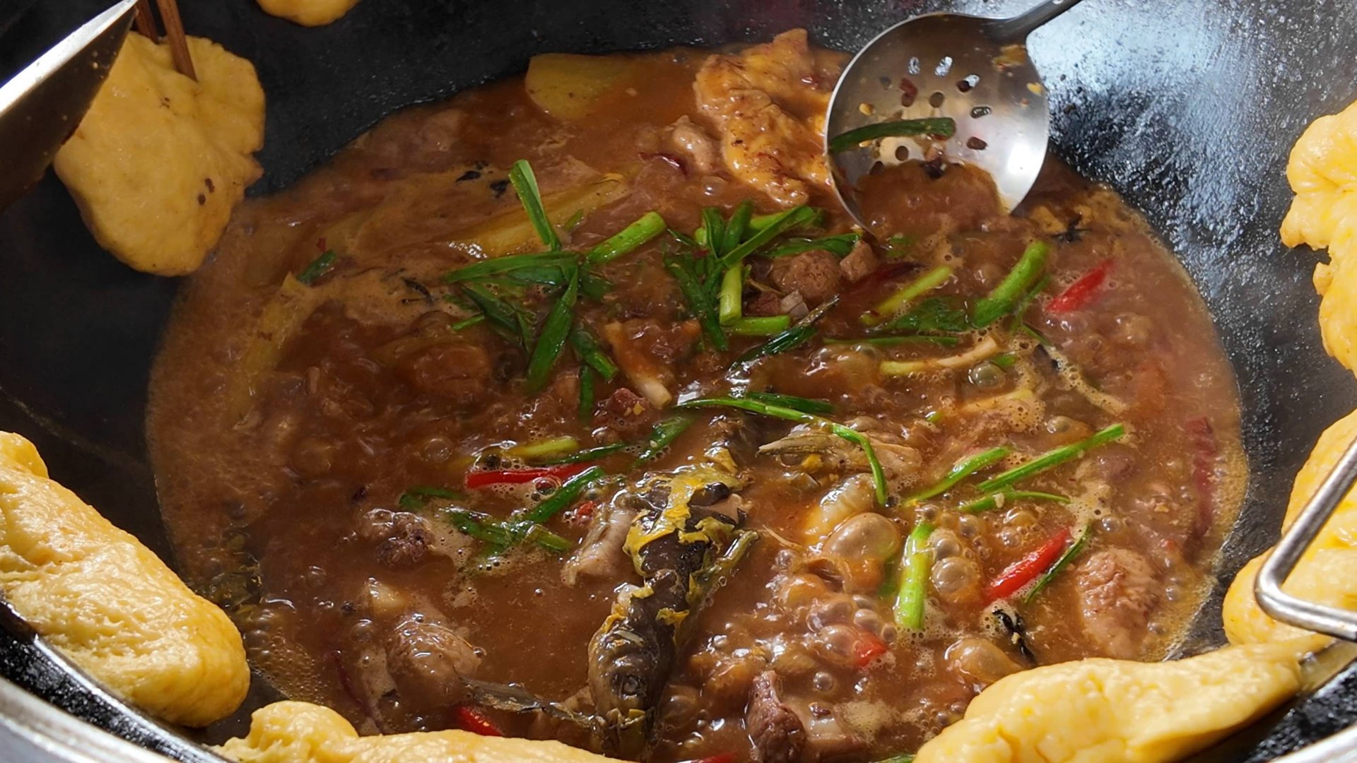 Странный китайский суп с мясом, кишками и живой рыбой смотреть онлайн