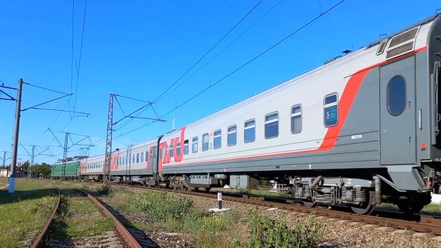 Зелёный ВЛ10-1419 с поездом №180С Евпатория-СПБ следует вдоль улицы Короленко! [МАЙ КЖД 2024] смотреть онлайн