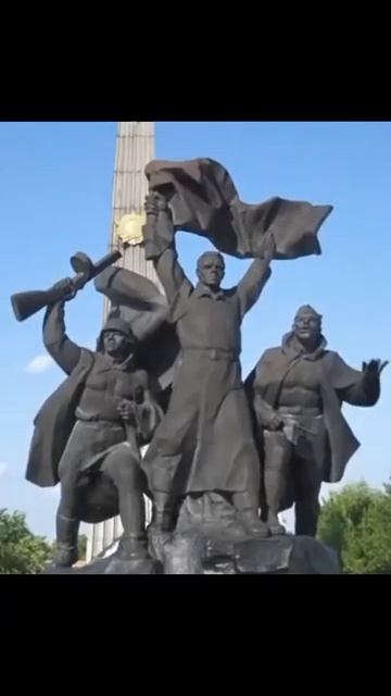 НЕЙРОСЕТЬ ОЖИВИЛА ПАМЯТНИКИ ГЕРОЕВ смотреть онлайн