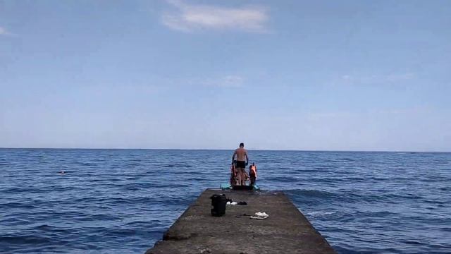 Пляж в городе курорт Алушта. смотреть онлайн