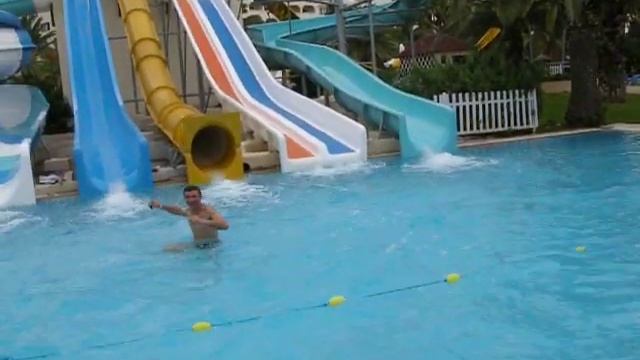 я и Алёшка на горке Аквапарка. 09.10.2016. отель HOLIDAY VILLAGE MANAR смотреть онлайн