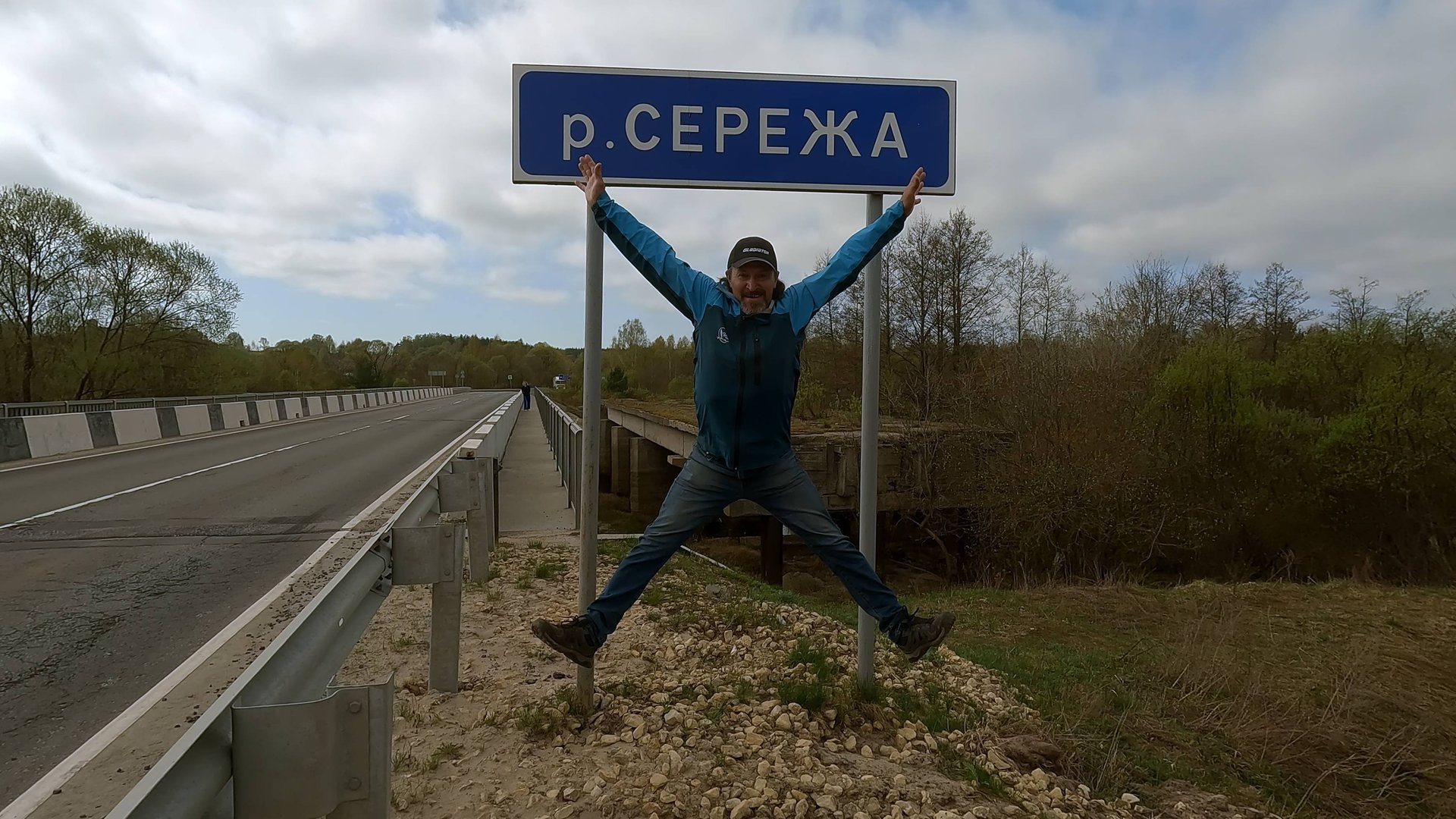 Серёжа на SUP доске на реке Серёжа смотреть онлайн