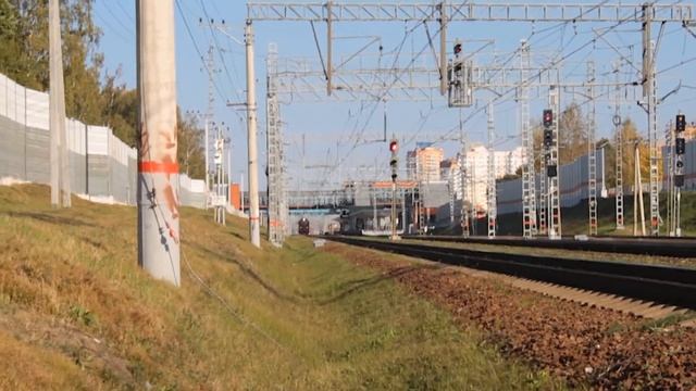"Наперегонки!" Электропоезд ЭП2ДМ-0220 и тепловоз 2ТЭ25Км-0434. смотреть онлайн