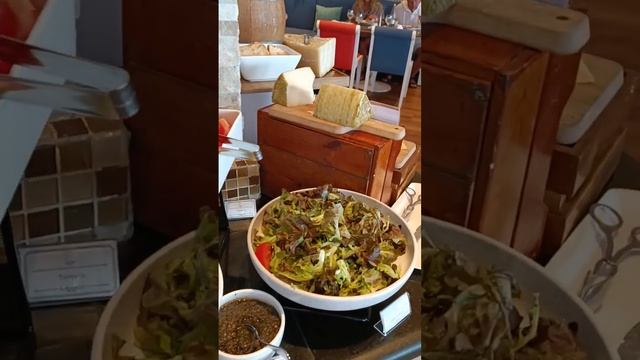 Знакомство с перечнем блюд в отеле Ajman Hotel  в Дубае #путешествия