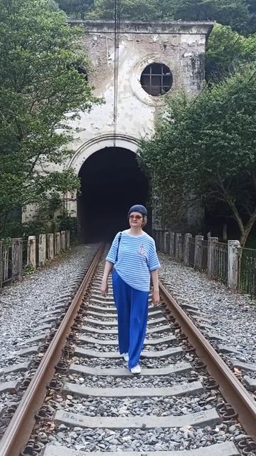 Отстала от экскурсии, иду по шпалам в Гагру🤣🤣🤣 смотреть онлайн