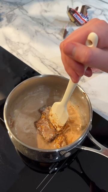 😋🍨Домашнее Мороженое Сникерс: Легкий Рецепт для Сладкоежек! #еда #мороженое #готовимдома #shorts