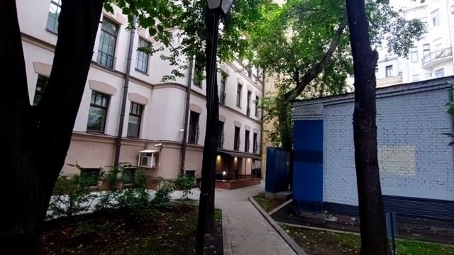 Прогулки по Москве.Гуляю с Баксом рано утром по центру Москвы.Козихинские переулки и Патриаршие пру смотреть онлайн