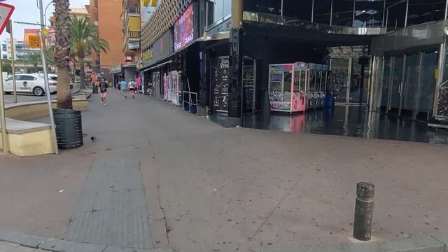 КАК ПРОСЫПАЕТСЯ ТУРИСТИЧЕСКИЙ ГОРОД в августе #spain смотреть онлайн