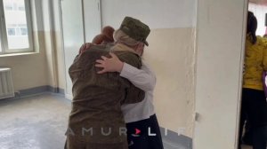 Трогательная встреча вернувшейся из зоны СВО мамы и ее 9-летней дочери произошла в школе