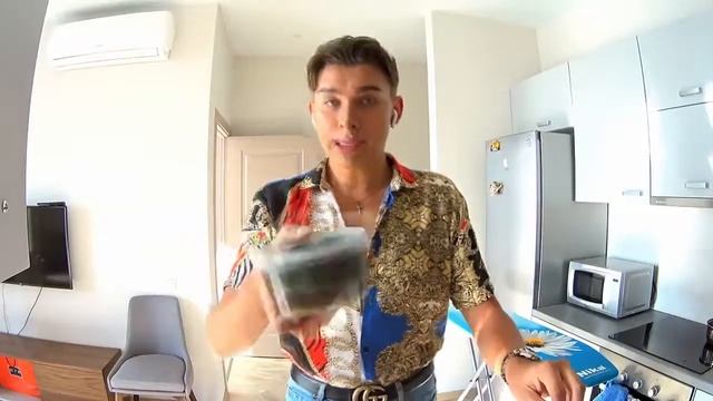 я пришёл в столовую со своей едой: смотреть онлайн