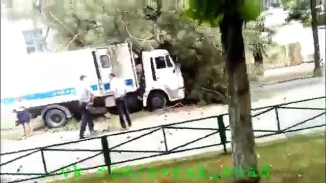 В Новороссийске автозак снес дерево смотреть онлайн