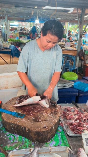 Чистка чисто по-тайски #shorts #market #thailand #phuket #life #fish #enjoy #fishmarket #cool #крут смотреть онлайн