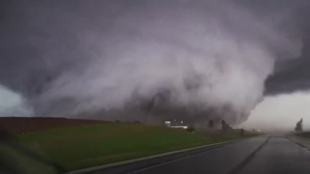 Страшный торнадо снятый на камеру смотреть онлайн