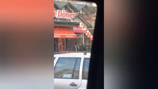 на открытии кафе "на всякий случай" сняли гирлянду из красных и белых воздушных шариков #БЧБ смотреть онлайн