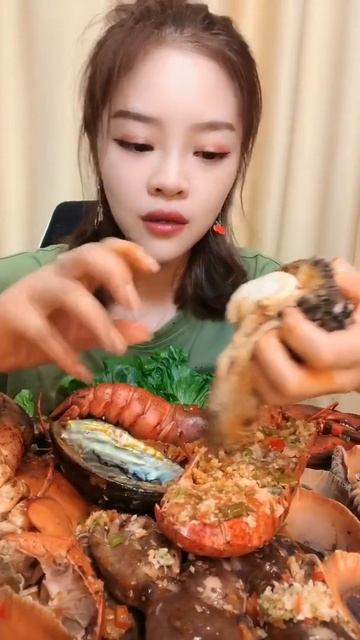 Мукбанг Роллы-суши. Два огромных сета! Чуть не лопнули / Mukbang Rolls-sushi. Two huge sets!#84 смотреть онлайн