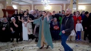Ловзар! Красивые ДЕВУШКИ ТАНЦУЮТ НА ЧЕЧЕНСКОЙ СВАДЬБЕ!