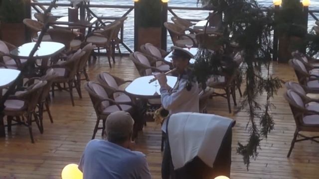 Музыка в ресторанчике на набережной смотреть онлайн