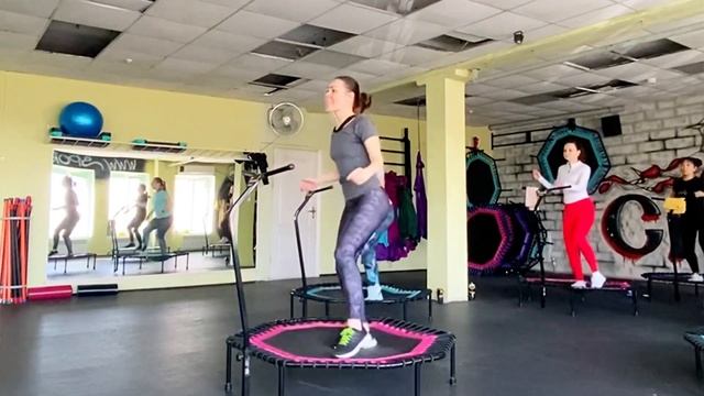 Джампинг танцы. Да, такое тоже возможно. Очень поднимает настроение! #джампинг #jumpingfitness